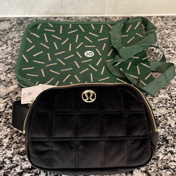 lululemon athletica Handbags - 🖤NWT🖤 Lululemon Everywhere Belt Bag Black Velour